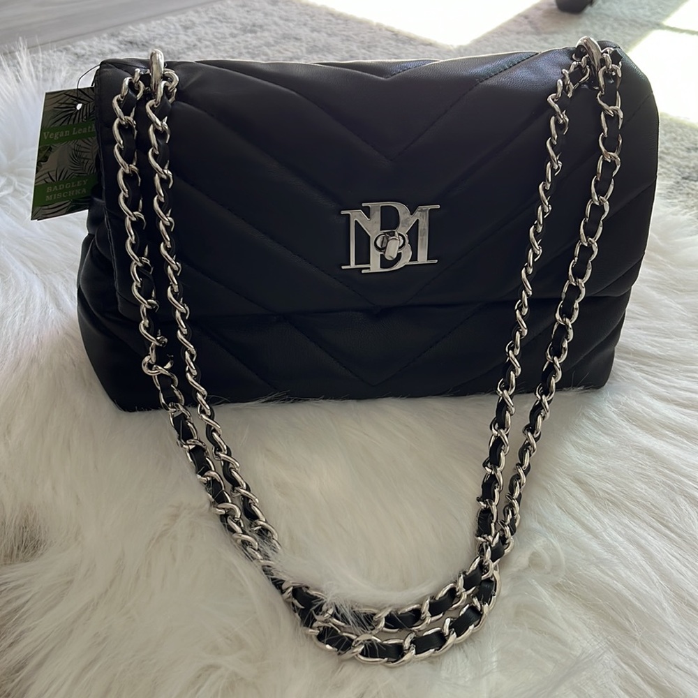 NWT Badgley Mischka black quilted handbag medium size chain link strap and zips